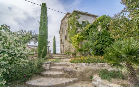 Escaleras a un precioso jardín con un estanque